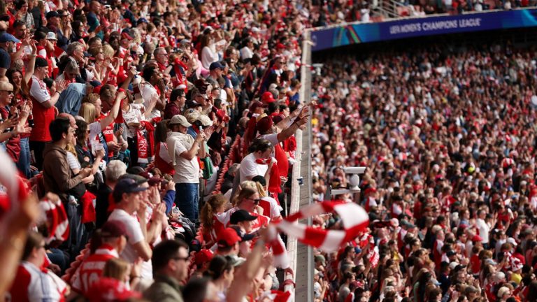 Fans-against-Lyon_f1hab1uk.jpg