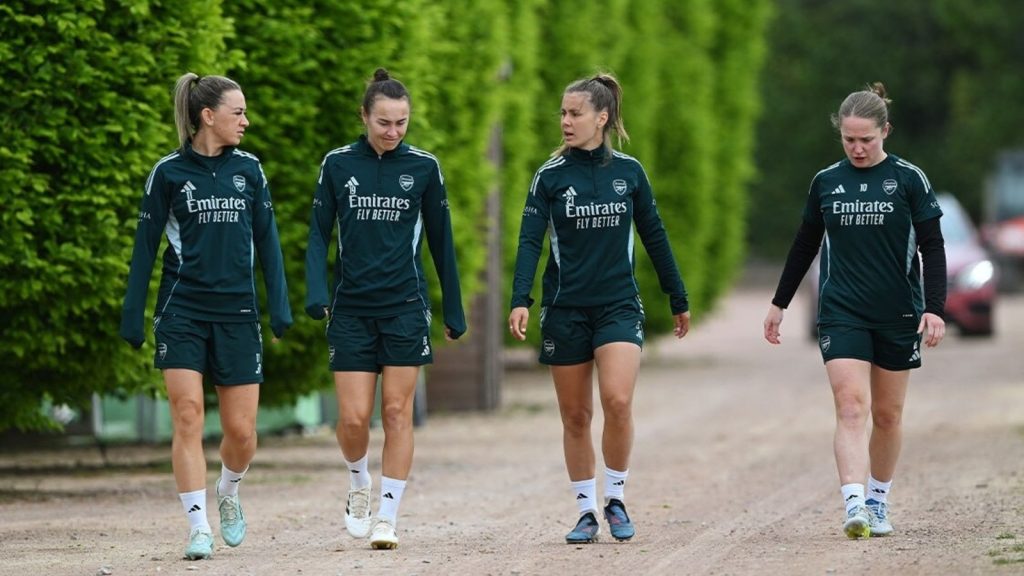 Players-walking-out_m989myxg.jpg