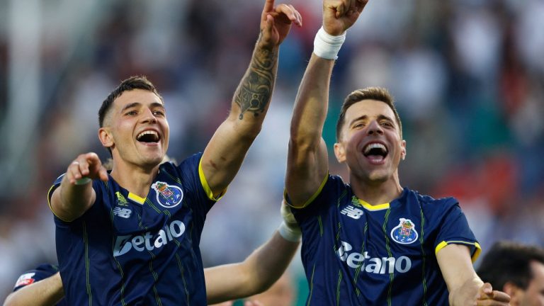 fc-portos-polish-defender-jakub-kiwior-and-fc-portos-polish-defender-jan-bednarek-celebrate_bwall0qt.jpeg