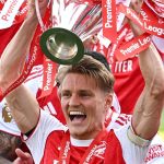 london-england-martin-odegaard-of-arsenal-lifts-the-premier-league-trophy-as-players-of_mptdpl8m.jpe