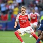 paris-saint-germains-ecuadorian-defender-willian-pacho-passes-the-ball-in-front-of-arsenals_t1xls6jk.jpeg