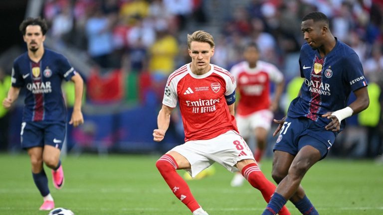 paris-saint-germains-ecuadorian-defender-willian-pacho-passes-the-ball-in-front-of-arsenals_t1xls6jk.jpeg