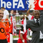 topshot-arsenals-match-captain-and-goalkeeper-david-seaman-lifts-the-fa-cup-trophy-with_mdmmg19w.jpe