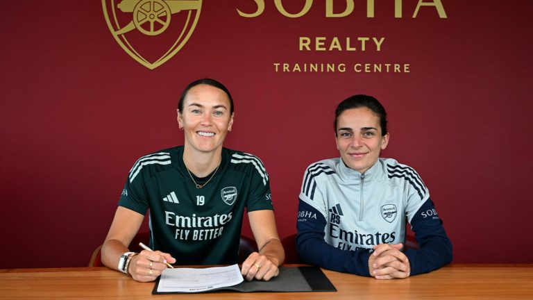 Foord-signing-a-contract_ypaem049.jpg