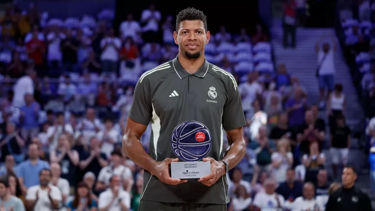 ND_TAVARES_PREMIO_MEJOR_DEFENSOR_SG21227.webp